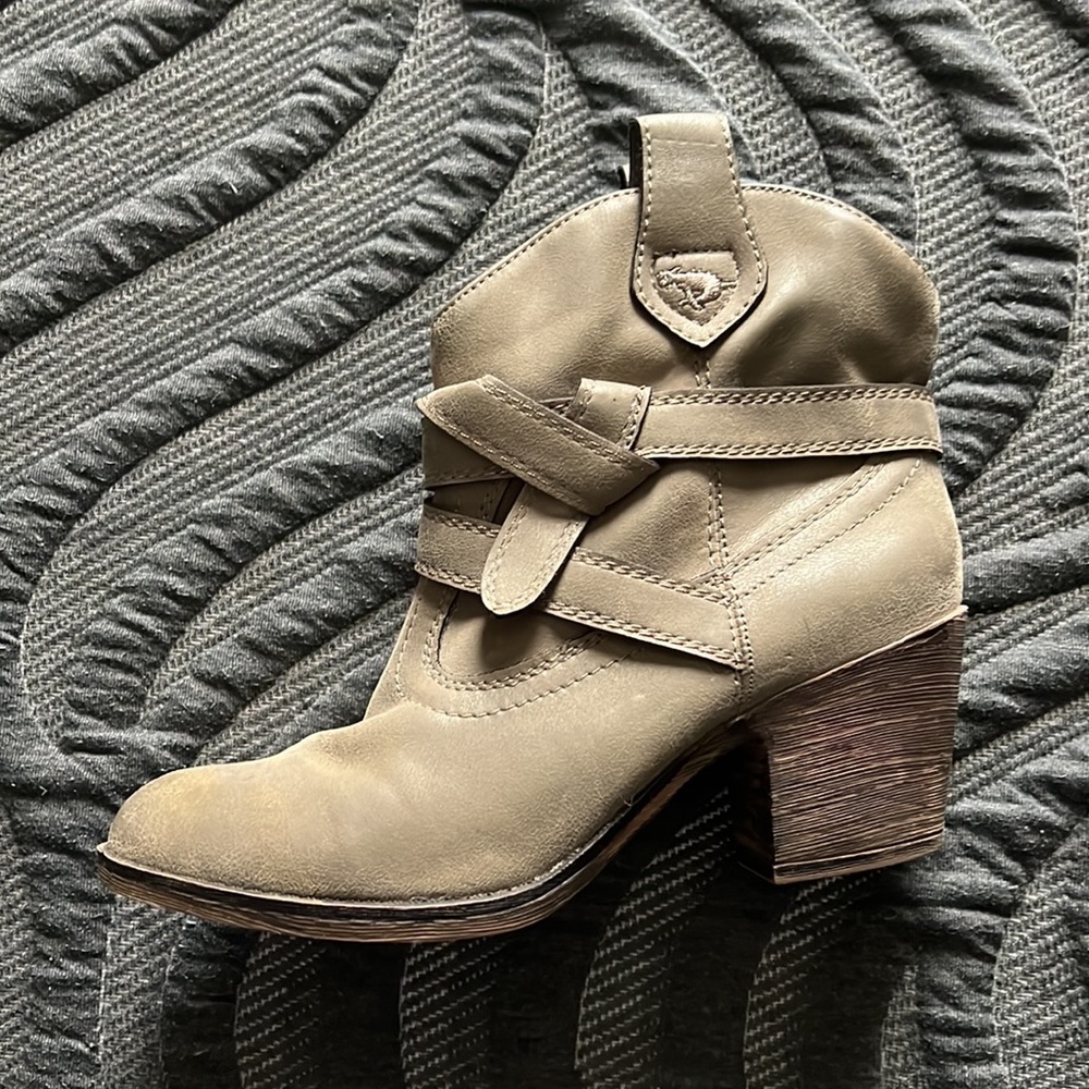 Rocket Dog tan booties